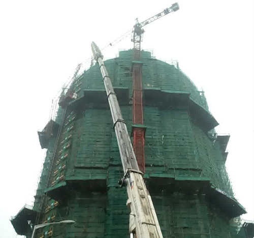 福建吊车在工地上作业