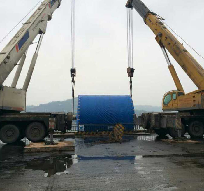 福建吊车正在作业中